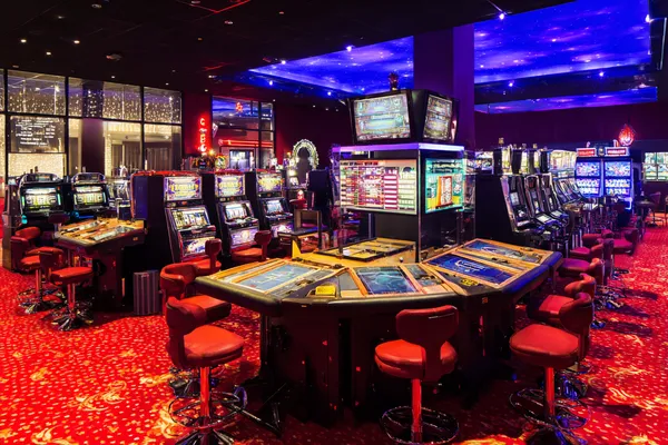 A professional dealer in a tuxedo greeting players at the roulette table, symbolizing the authentic live casino feel at FONBED.