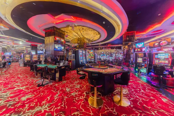 A close-up shot of golden coins falling around a spinning roulette wheel, representing immersive casino action at FONBED.